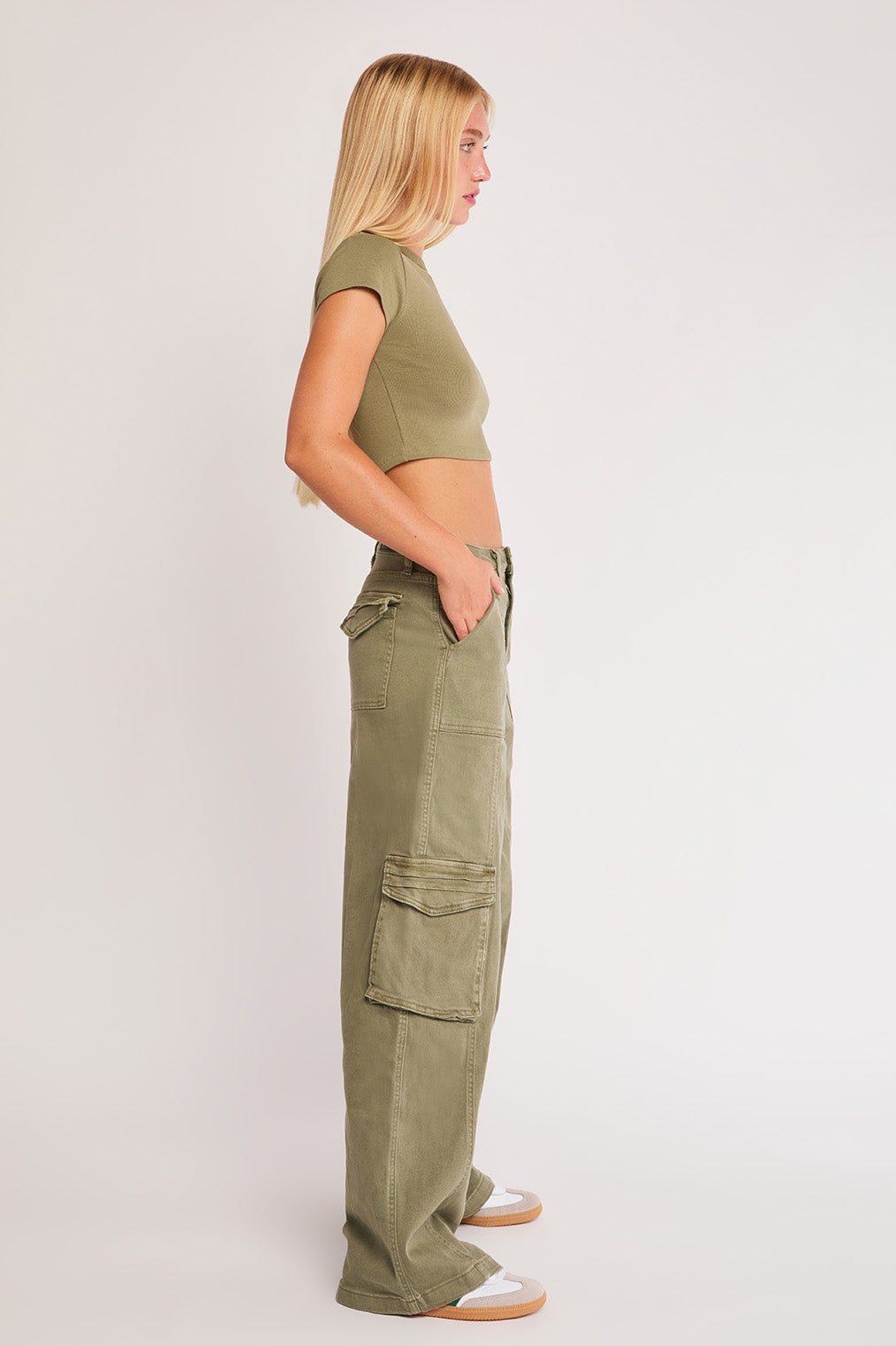 Tucked Pocket Wide Leg Cargo Women's Jeans | PTCL